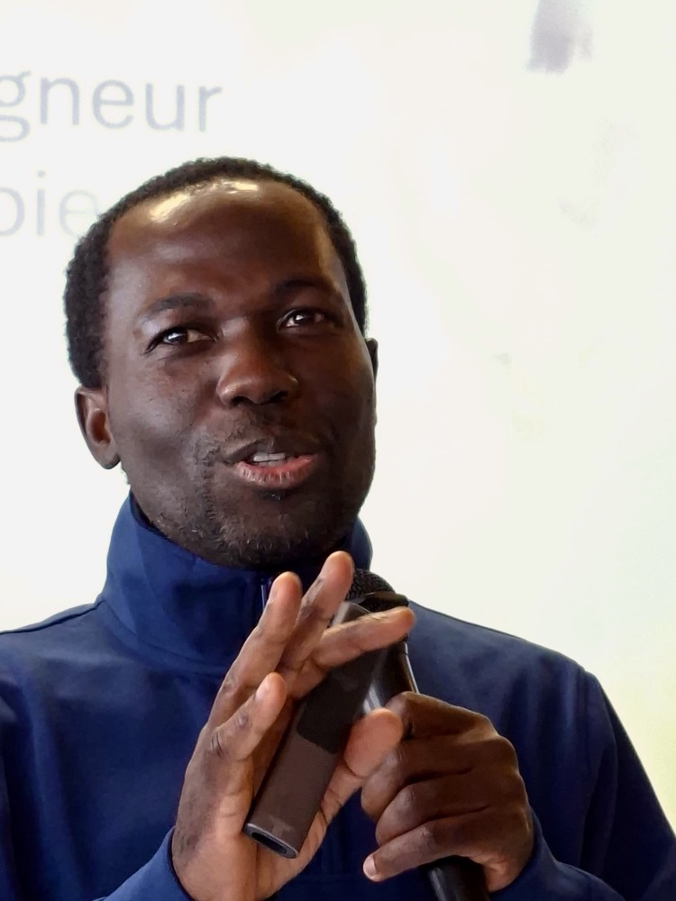 Pastor Clifford Owusu-Gyamfi preaching